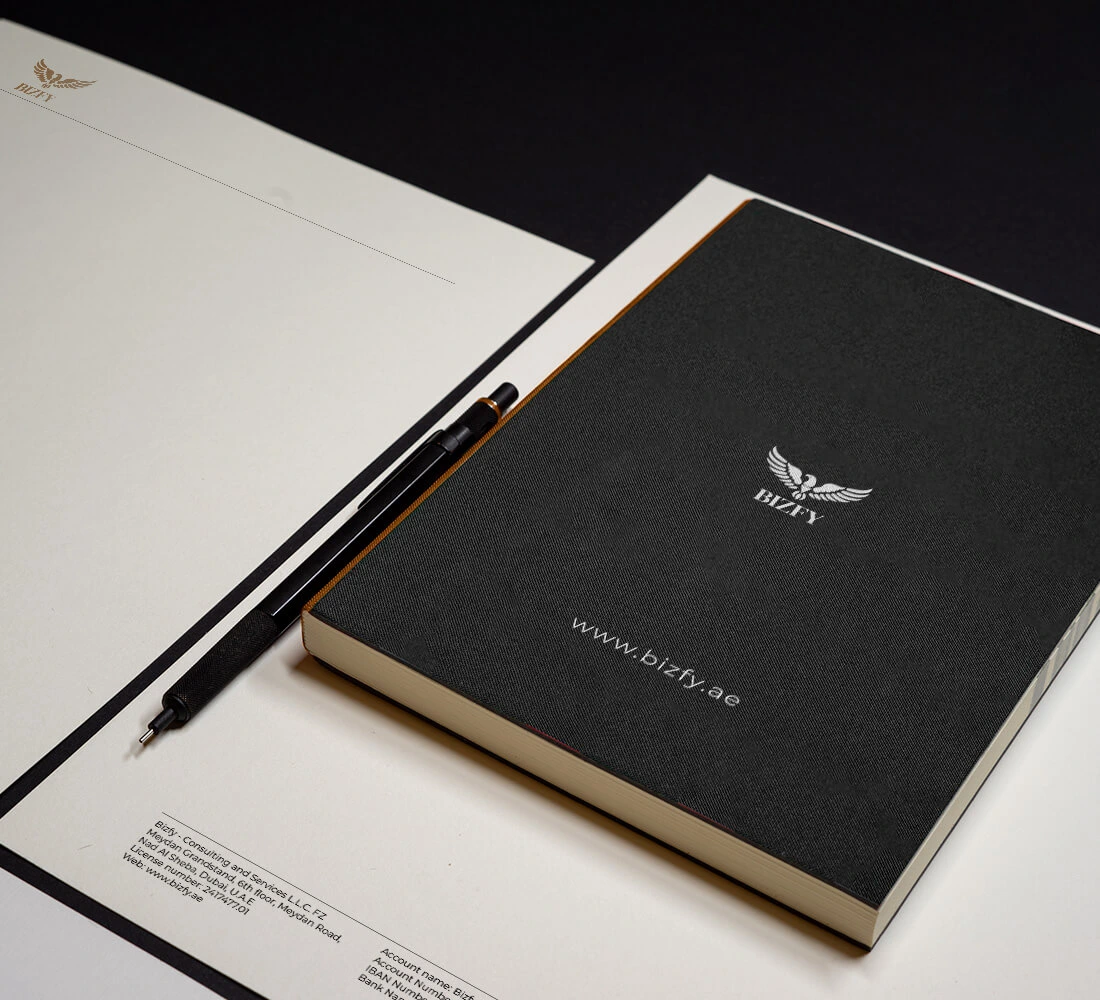 Štýlová maketa notebooku Bizfy, ktorá predstavuje dizajnové prvky značky a jej záväzok k profesionalite.
