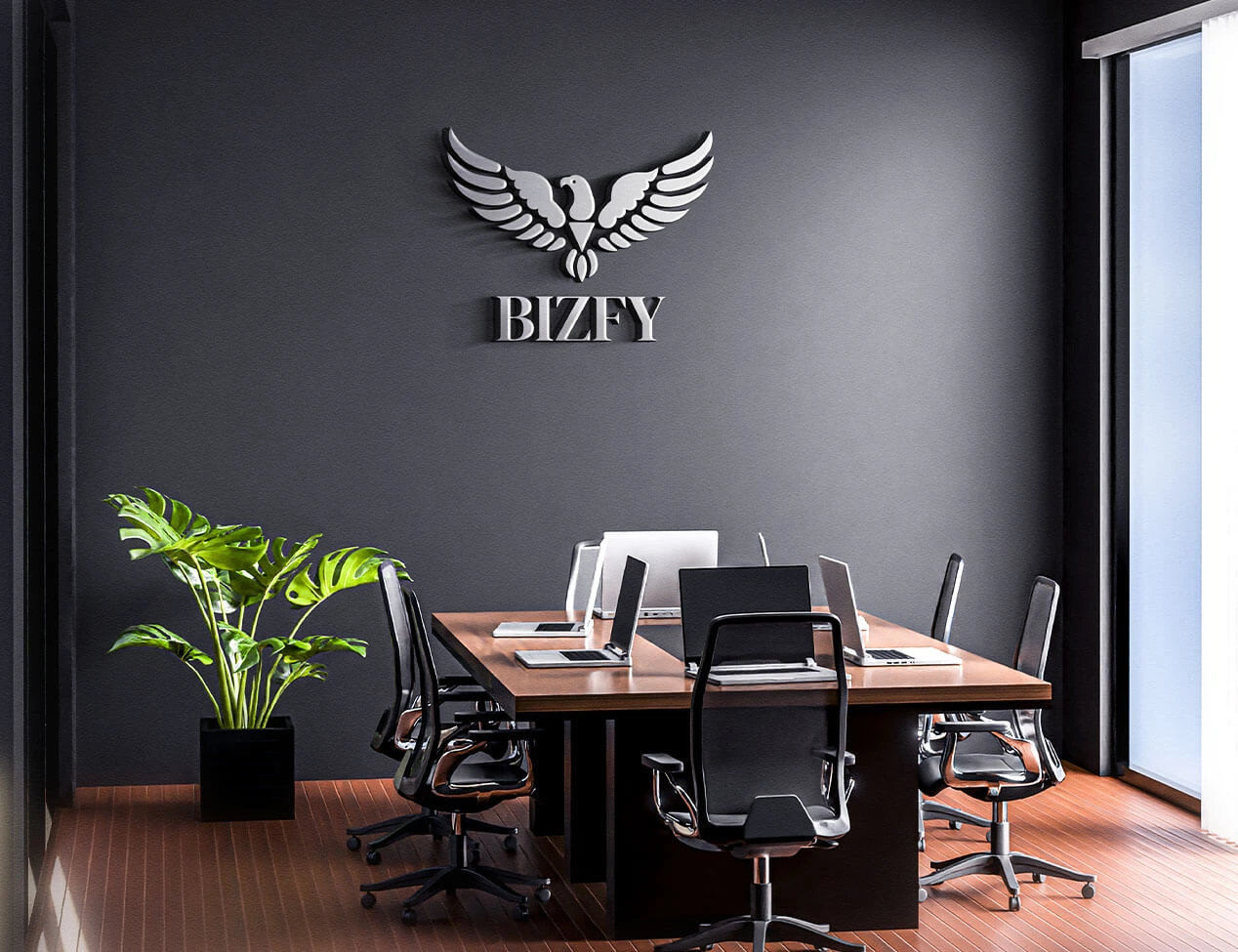 Logo Bizfy zobrazené výrazne na stene profesionálneho kancelárskeho prostredia
